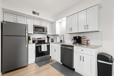 Renovated 1BR Upper Flat Modern King Suite Apartment in Royal Oak