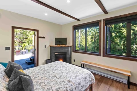 TV and multimedia, Bedroom, Garden view, fireplace