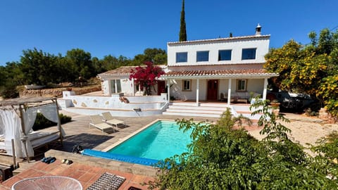 Property building, Patio, Garden view, Pool view, Swimming pool, sunbed