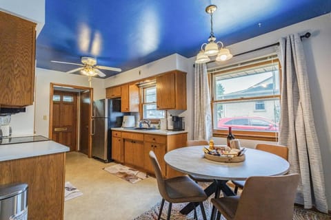 Luxury 8 guest, King Bed, garage House in Milwaukee