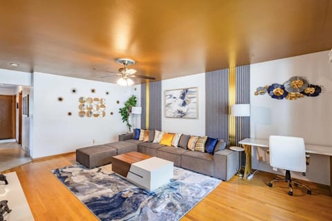 Luxury 8 guest, King Bed, garage House in Milwaukee