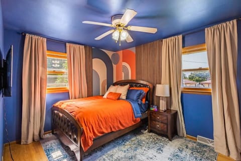 Luxury 8 guest, King Bed, garage House in Milwaukee