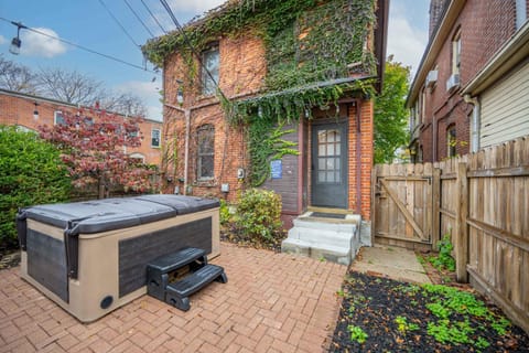 La Dolce Vita Retreat w Hot Tub House in Short North