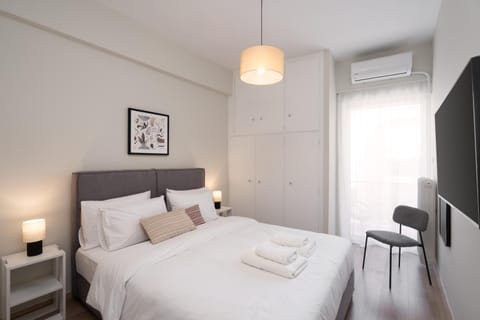 Bed, TV and multimedia, Photo of the whole room, Bedroom, towels, air conditioner