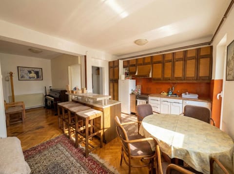 Golden Bay Apartment Hostel in Dobrota