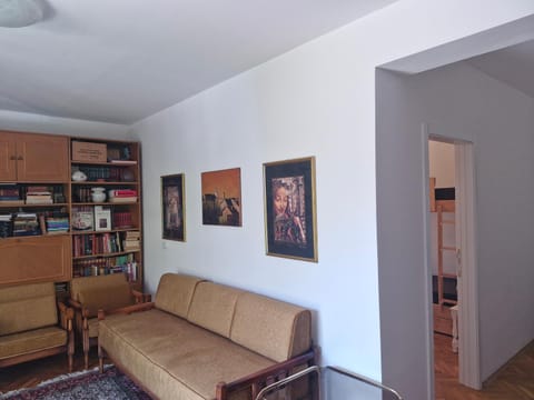 Golden Bay Apartment Hostel in Dobrota