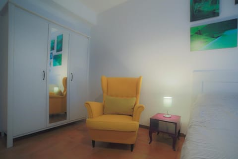 Photo of the whole room, Bedroom, wardrobe