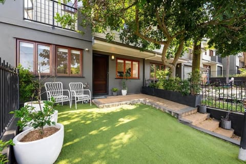 Property building, Patio, Facade/entrance, Day, Garden, Garden view