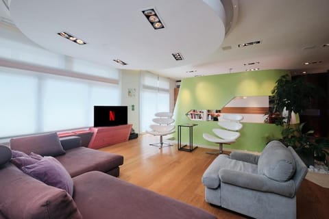 Communal lounge/ TV room, TV and multimedia, Kitchen or kitchenette, Living room, Seating area, Evening entertainment