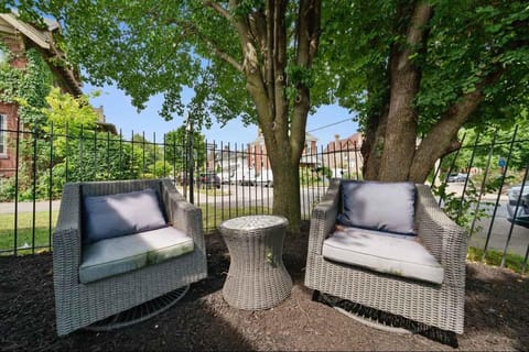 Chic City Retreat 89 For 2 Apartment in Ohio