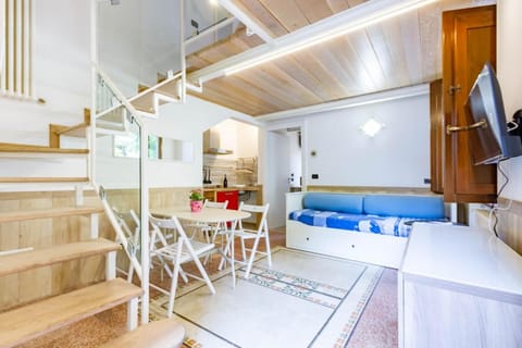 TV and multimedia, Kitchen or kitchenette, Living room, Seating area, Dining area