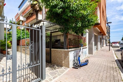 Neighbourhood, Street view