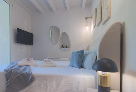 Bed, TV and multimedia, Bedroom