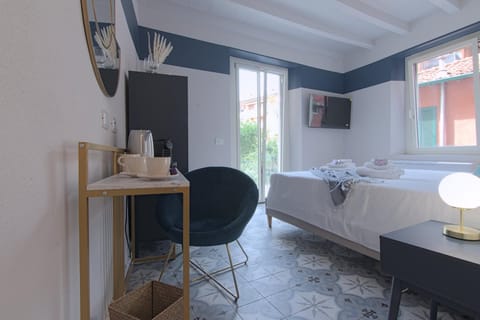 Bed, TV and multimedia, Photo of the whole room, Dining area, Bedroom, towels