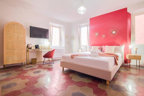 Bed, TV and multimedia, Photo of the whole room, Seating area, Bedroom