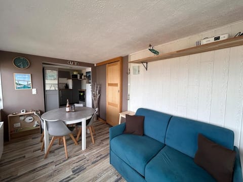 Communal lounge/ TV room, TV and multimedia, Kitchen or kitchenette, Living room, Seating area, Dining area