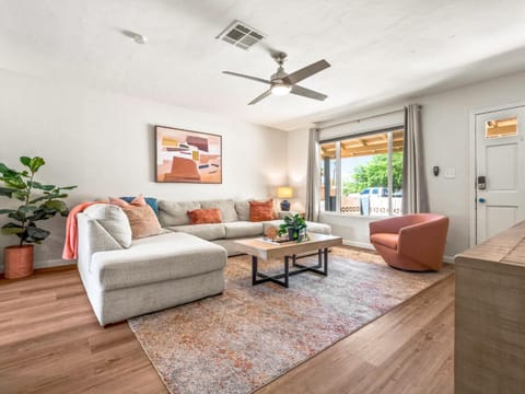 5BR Sleeps 10 Hot Tub Fire Pit Games & Walk to ASU House in Tempe