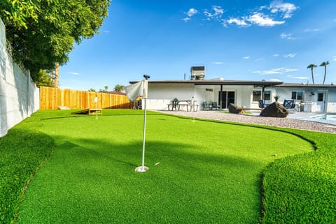 3BR Sleeps 8 Pool Putting Green BQQ Large Island House in Mesa