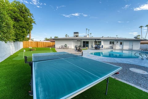 3BR Sleeps 8 Pool Putting Green BQQ Large Island House in Mesa