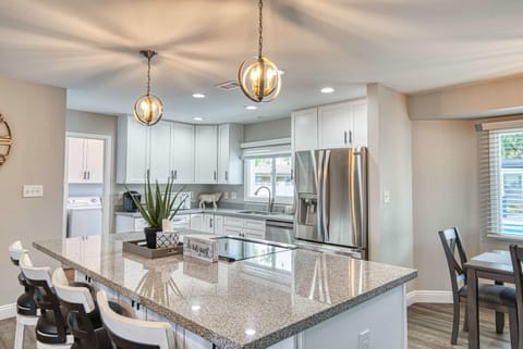 3BR Sleeps 8 Pool Putting Green BQQ Large Island House in Mesa