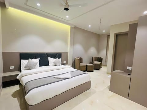 Bed, Living room, Photo of the whole room, Seating area, Bedroom, wardrobe