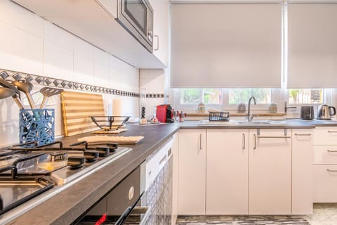 Coffee/tea facilities, Kitchen or kitchenette, dishwasher, oven, stove, toaster