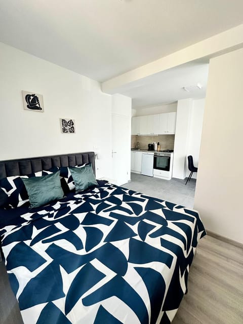 Bed, TV and multimedia, Living room, Seating area, Bedroom
