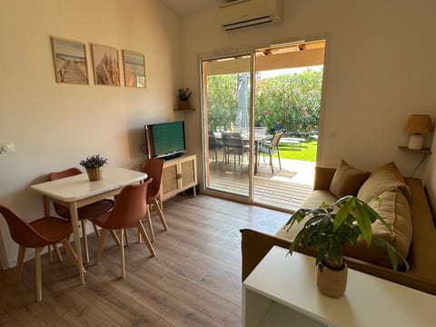 TV and multimedia, Living room, Dining area, air conditioner