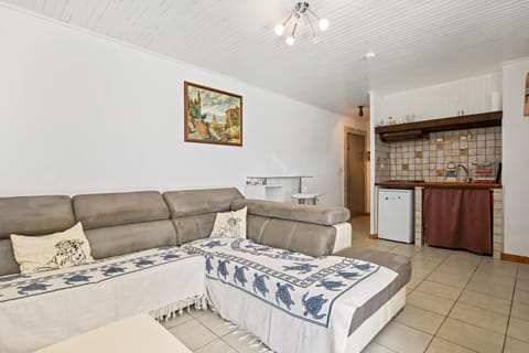 Kitchen or kitchenette, Living room, Seating area