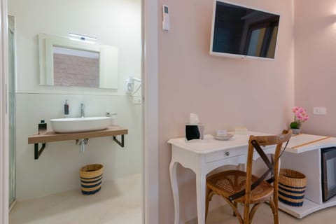 Bathroom, Bedroom, towels