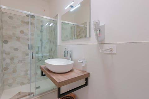 Shower, Bathroom, towels