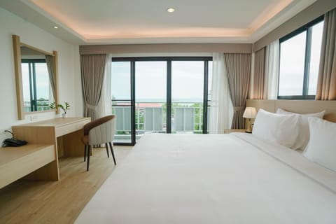 Bed, View (from property/room), Balcony/Terrace, Photo of the whole room, Seating area, Bedroom, Sea view