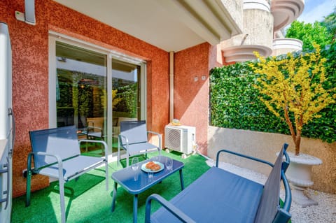 Patio, Day, Garden, View (from property/room), Balcony/Terrace, Living room, Seating area, Dining area, Garden view
