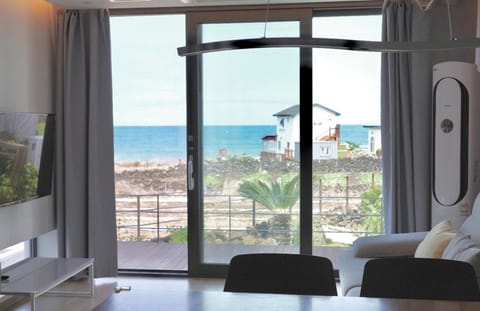 Communal lounge/ TV room, Balcony/Terrace, Seating area, Sea view