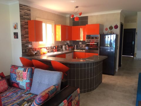 Kitchen or kitchenette, Seating area, dishwasher, oven, stove