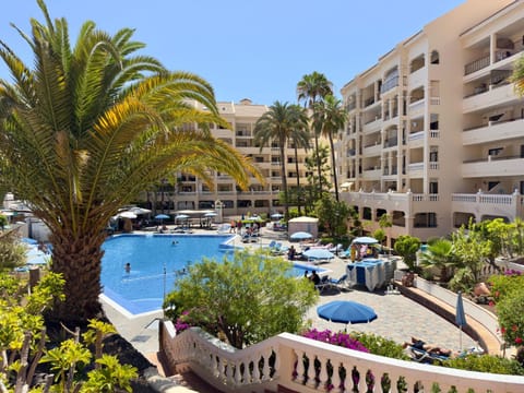 Property building, Swimming pool, sunbed
