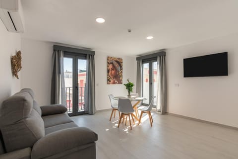 Communal lounge/ TV room, TV and multimedia, Living room, Seating area, Dining area