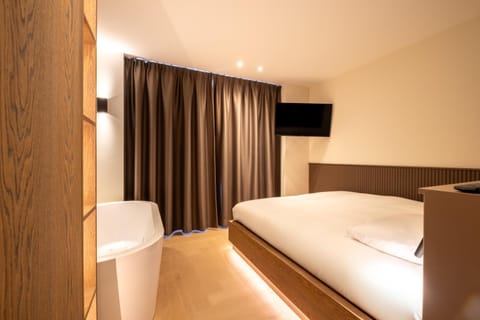 Bed, TV and multimedia, Bedroom