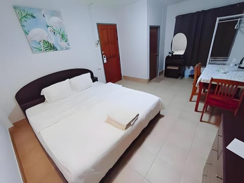 Bed, TV and multimedia, Photo of the whole room, Bedroom, wardrobe