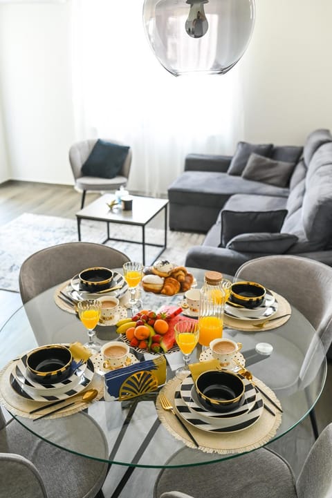 Seating area, Dining area, Food, Drinks