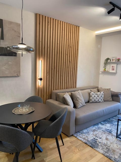 Seating area, fireplace