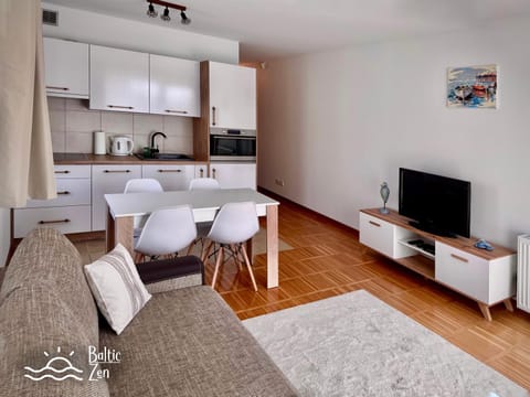 Communal lounge/ TV room, TV and multimedia, Kitchen or kitchenette, Living room, Photo of the whole room, Seating area, Dining area