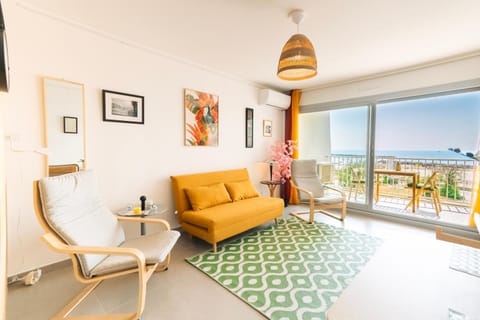 Nearby landmark, View (from property/room), Balcony/Terrace, Living room, Landmark view, Sea view, Parking, internet, air conditioner