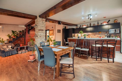 Kitchen or kitchenette, Living room, Seating area, Dining area