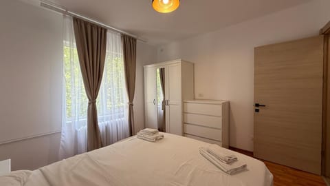 Bed, Bedroom, towels