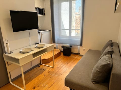 Communal lounge/ TV room, TV and multimedia, Kitchen or kitchenette, Dining area, microwave