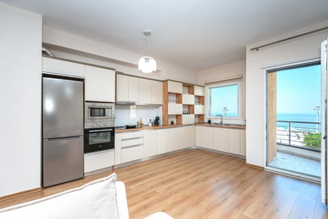 Natural landscape, Coffee/tea facilities, Kitchen or kitchenette, Dining area, Sea view, minibar, oven, pet friendly, stove, toaster