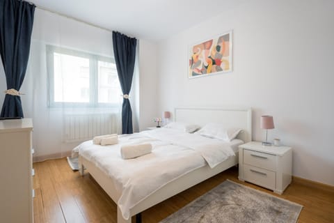 Bed, Bedroom, towels