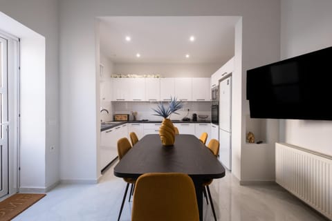 TV and multimedia, Kitchen or kitchenette, Dining area