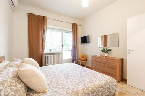 Bed, TV and multimedia, Photo of the whole room, Bedroom, wardrobe